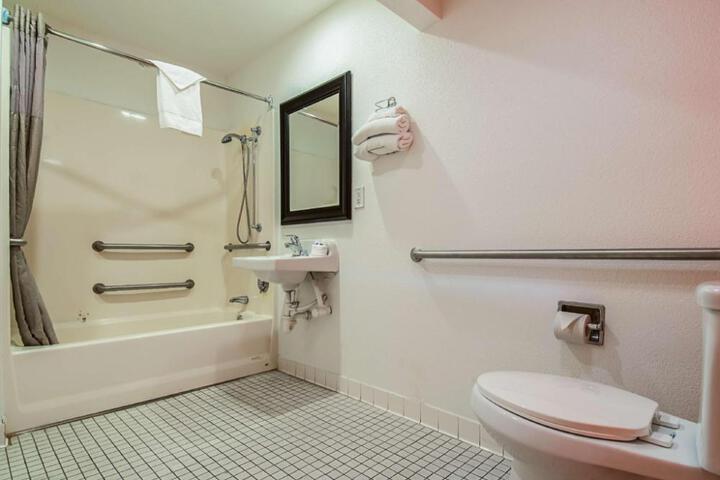 Motel 6-Bakersfield CA - Airport