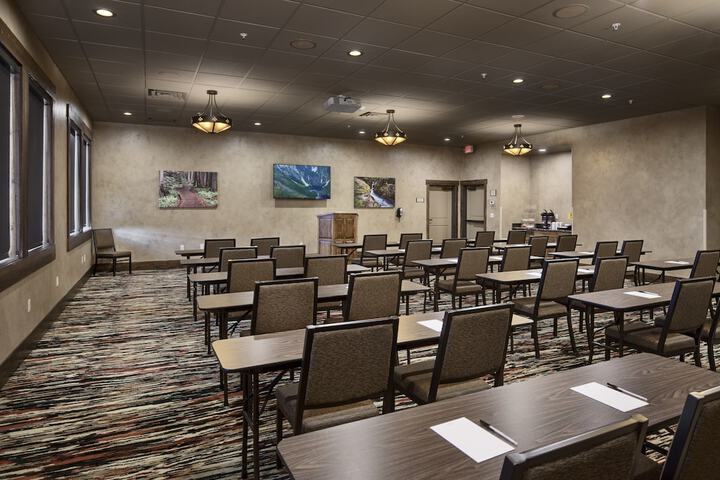 Glacier International Lodge