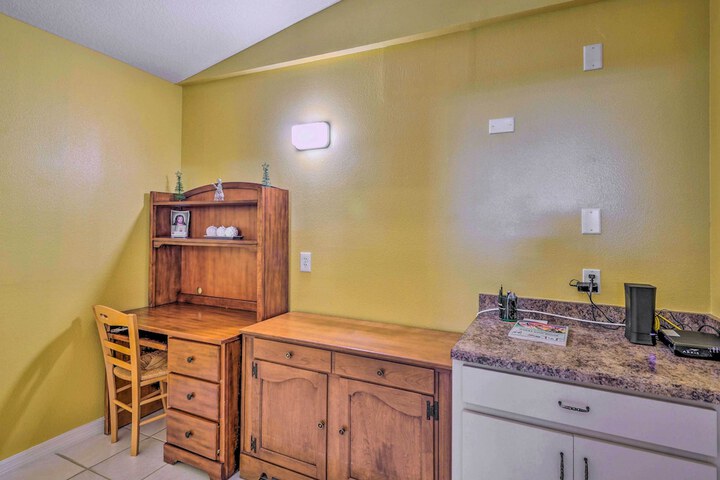 Cozy Coastal Retreat w / Grill 5 Mi to Beach