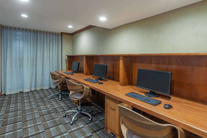 Business Center 28 of 30