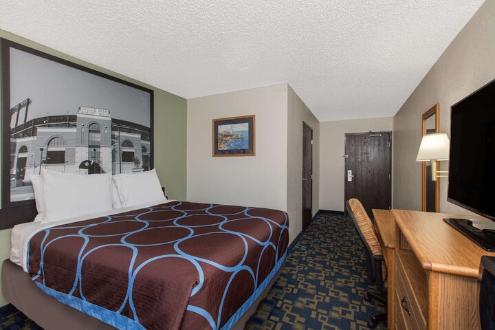 Room 9 of 16