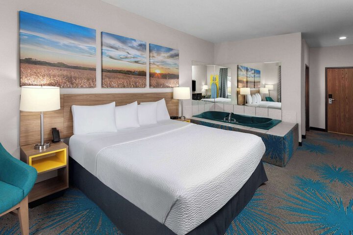 Days Inn & Suites by Wyndham Morris / I-80
