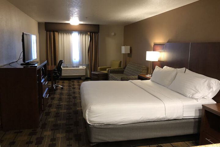 Room 11 of 32