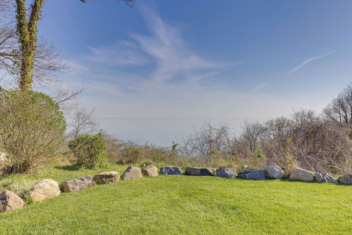 Amazing Rocky Point Retreat Overlooking the Sound!