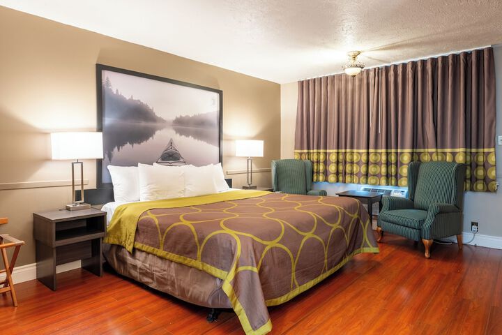 Super 8 by Wyndham Gananoque / Country Squire Resort