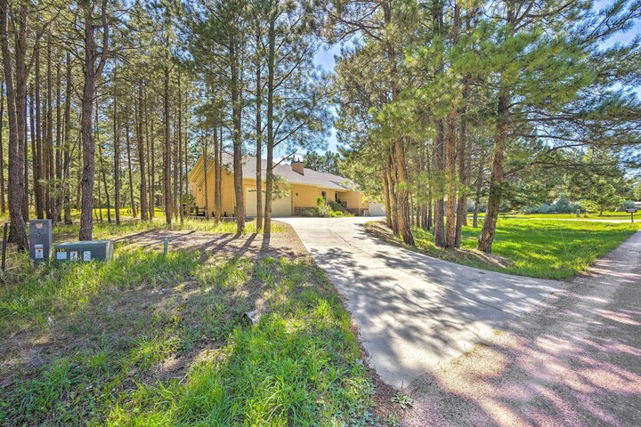 Serene Monument Sanctuary w / Patio & Fire Pit!