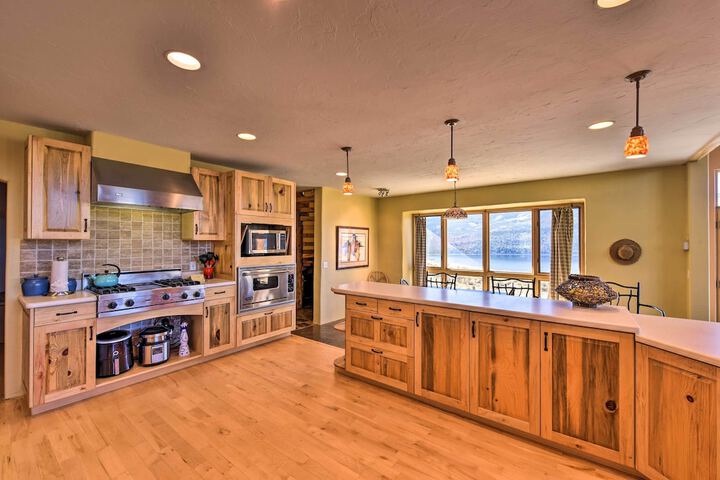 Luxe Twin Lakes House w / Mountain & Lake Views!