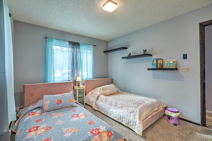Scenic Woodland Park Cottage w / Deck + Grill!