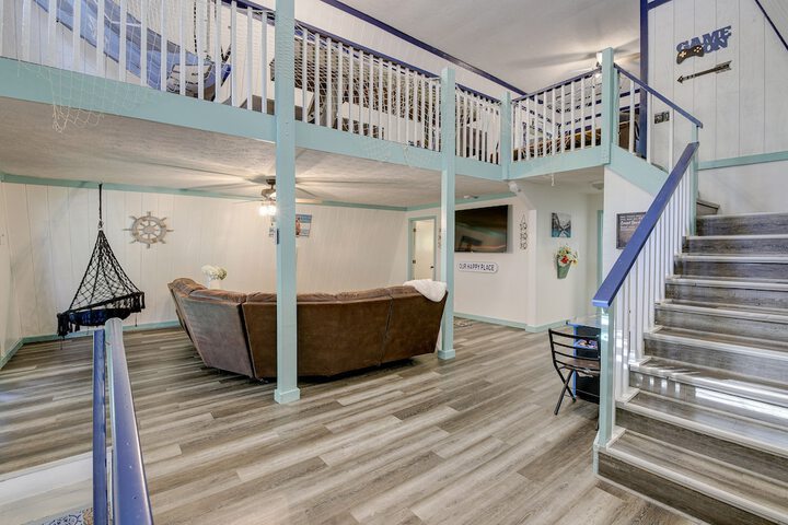 emerald Cove Chalet on Douglas Lake w / Hot Tub!