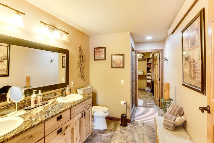 Modern Deadwood Apt With Mountain Views & Grill!