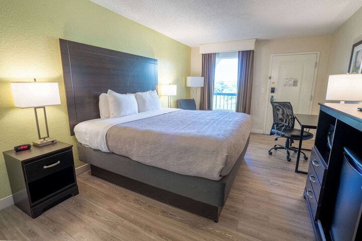 Room 32 of 43