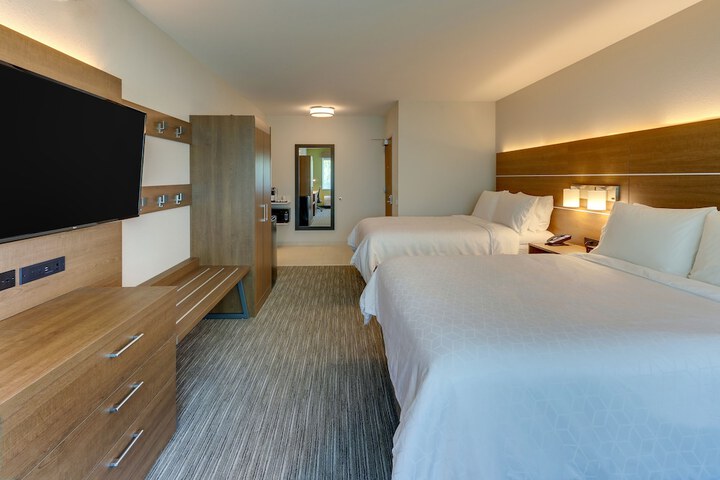 Holiday Inn Express & Suites Roanoke – Civic Center by IHG