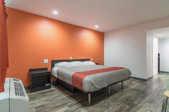 Room 28 of 34