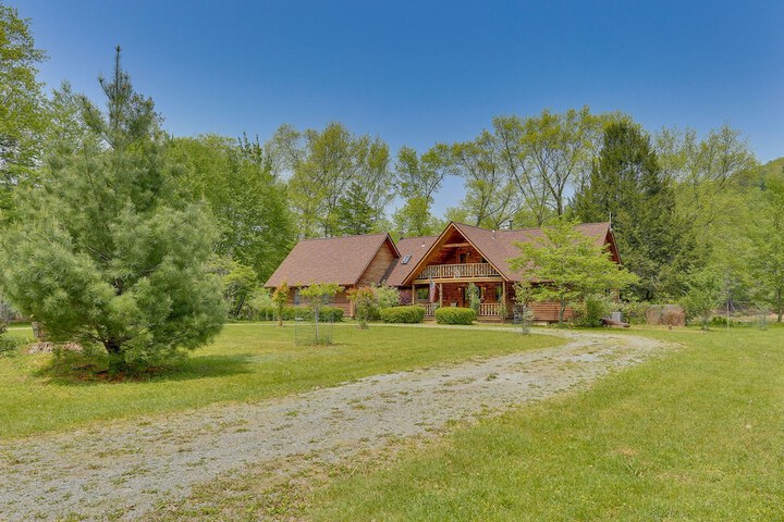 Pocono Dog-Friendly Home on River