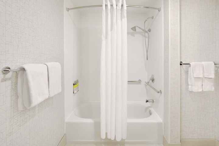 Holiday Inn Express Hotel & Suites Tilton - Lakes Region by IHG