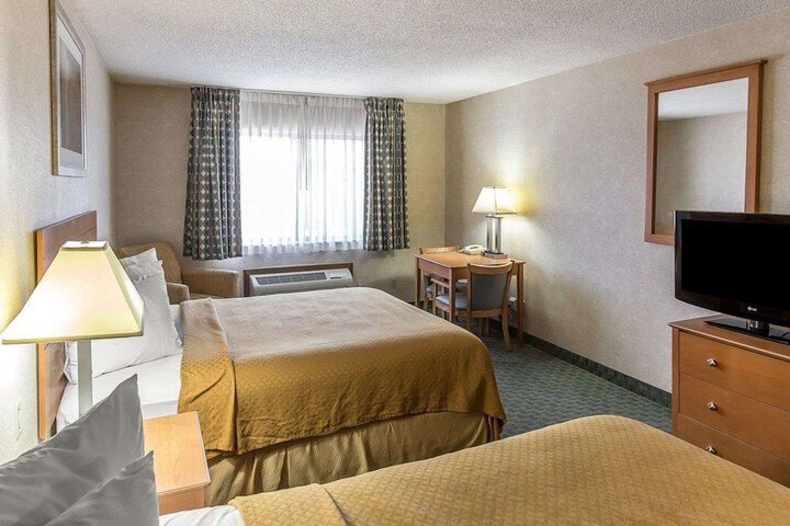 Quality Inn at Collins Road - Cedar Rapids