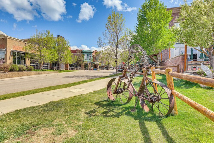 Near Trail: Dtwn Eagle Ranch Condo w / Balcony