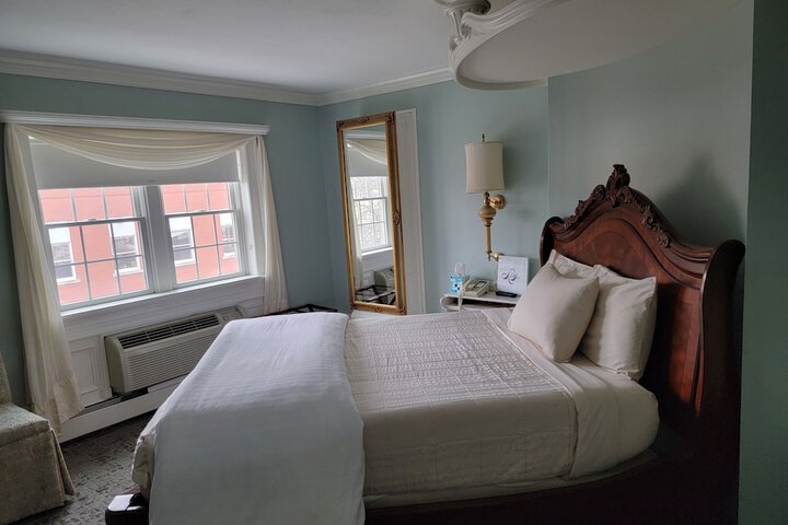 Lowell Inn
