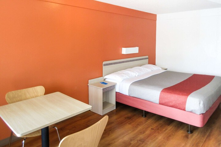 Room 17 of 24