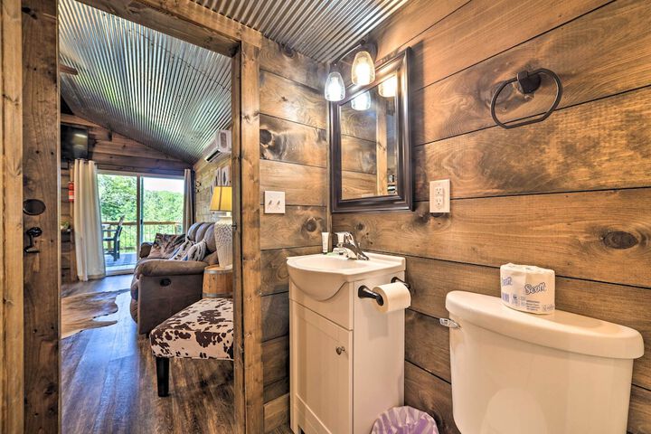Rustic Dog-friendly Cabin w / Deck & Fire Pit!