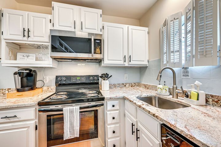 1 Mi to Mohegan Sun: Studio w / Pool Access