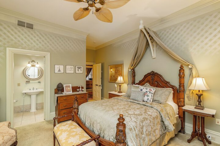 Room 40 of 132