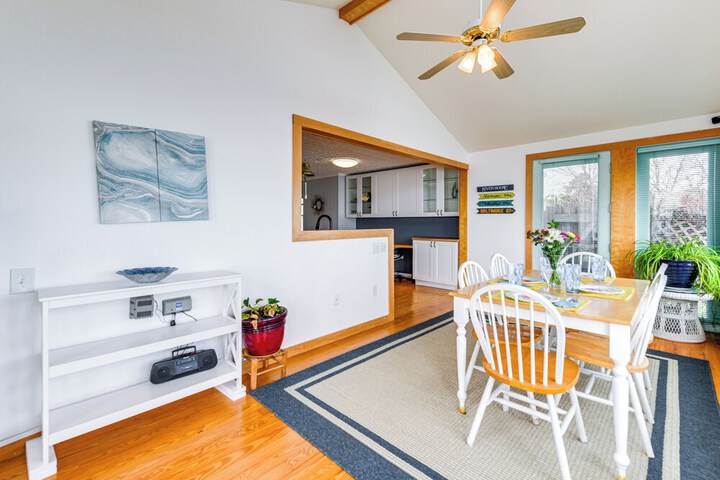 Riverfront Colonial Beach Home w / Private Beach!