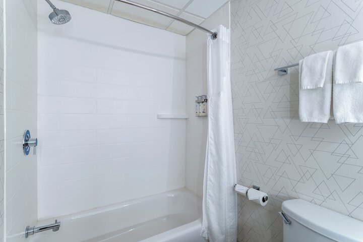 Holiday Inn Express & Suites Vadnais Heights by IHG