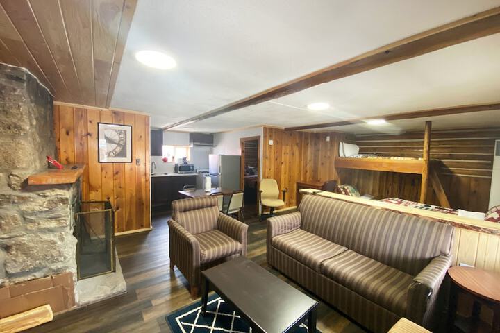 Lounge 105 of 110