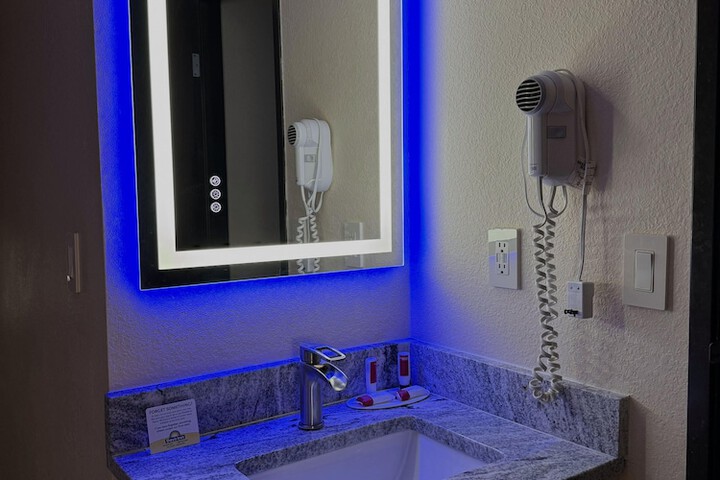 Room 5 of 28
