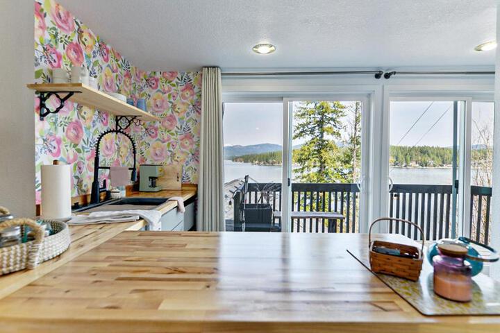Lakefront Honeymoon Bay Studio Cottage