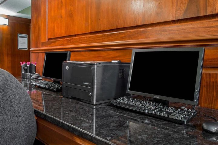 Comfort Suites Outlet Center