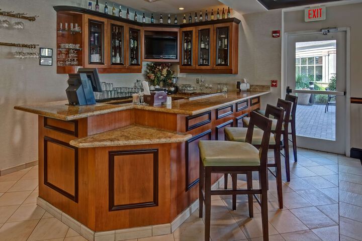 Lounge 18 of 22