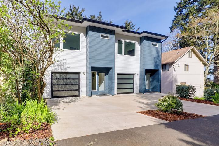 Scenic Depoe Bay Townhome w / Deck 1 Mi to Parks!