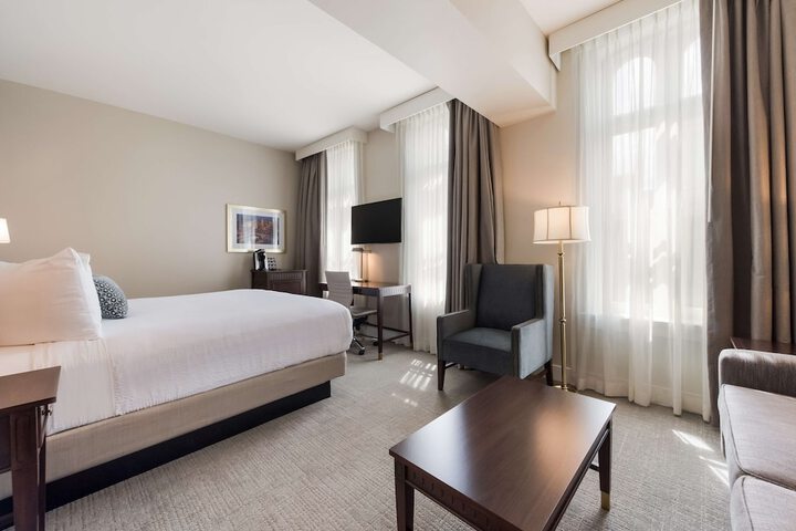 Room 21 of 34