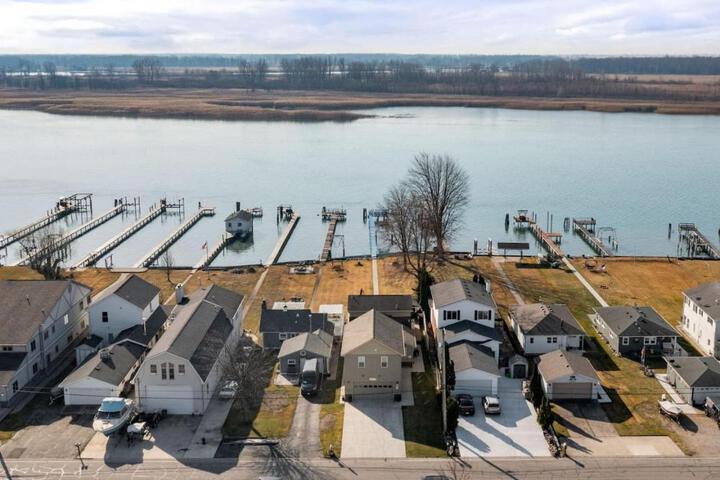 Lakeside Bliss 2BR 1BA with All Modern Comforts