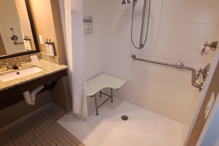 Holiday Inn Express & Suites Utica by IHG