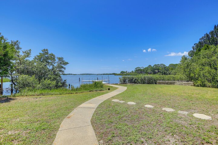 Waterfront Cedar Key Duplex Home: Grill & Dock!