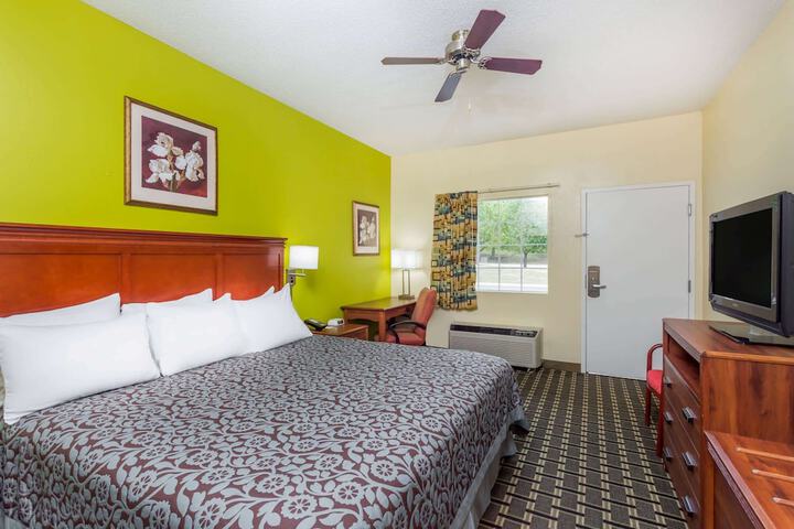 Room 14 of 28