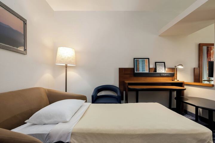Room 21 of 40