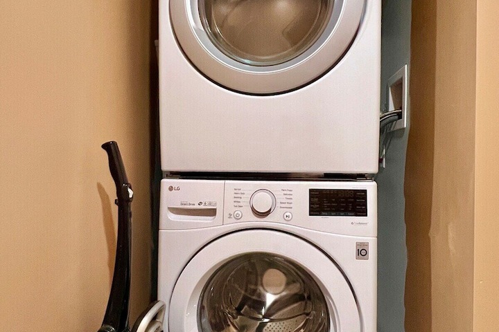 Cozy Home Near Transit & Hillcrest Mall with Free Parking