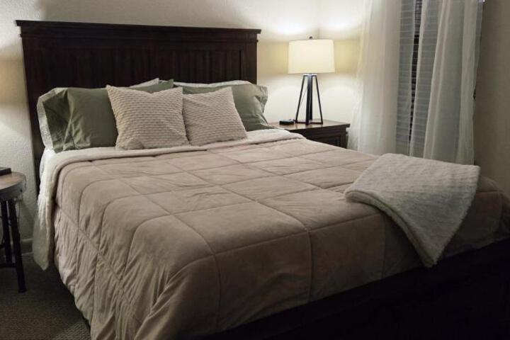 Old Fort Loft King & Queen suites nearest accomodation to Marshals Museum power your EV for free!