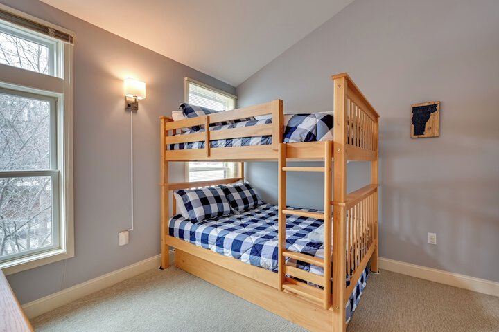 Bright Condo w / Community Perks: Near Ski Quechee!