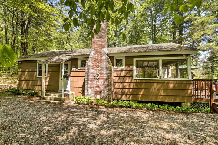 Pet-friendly Cabin w / Fire Pit BBQ & Great Deck!