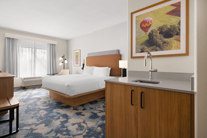 Hampton Inn & Suites Ontario