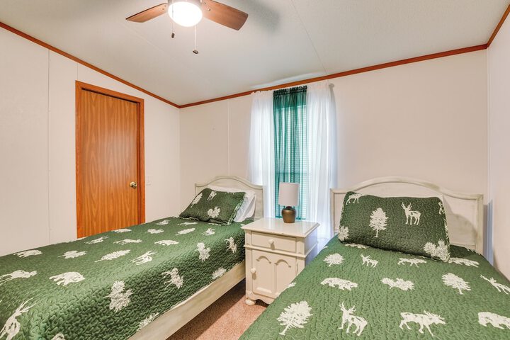 Sunny Florida Escape w / Screened-in Patio & Grill!
