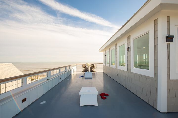 Oceans Eye by Avantstay Beach Front Home w / Roof Top Pool & Putting Green!
