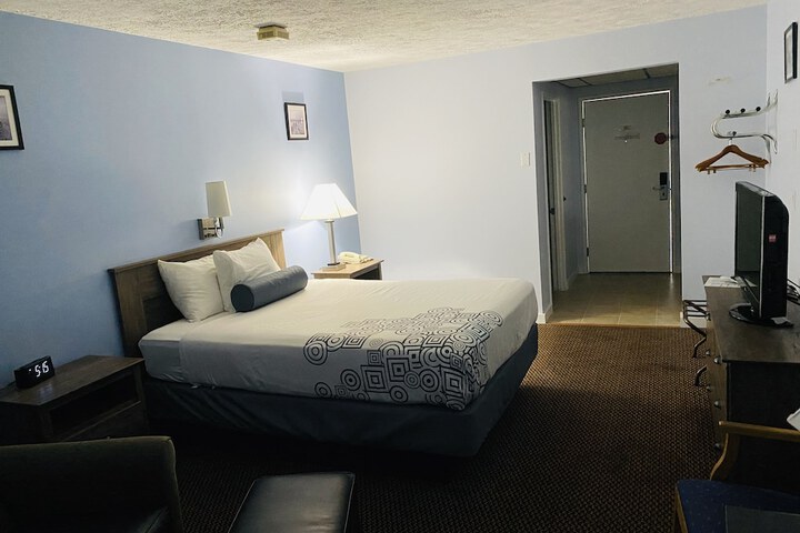 Fleetwood Inn & Suites