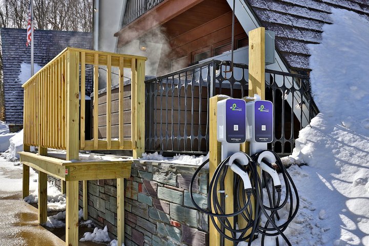 The Birch Ridge: Owners Suite #5 - Queen / sofa Bed Suite in Killington. Hot Tub. Renovated. 1 Bedroom Home