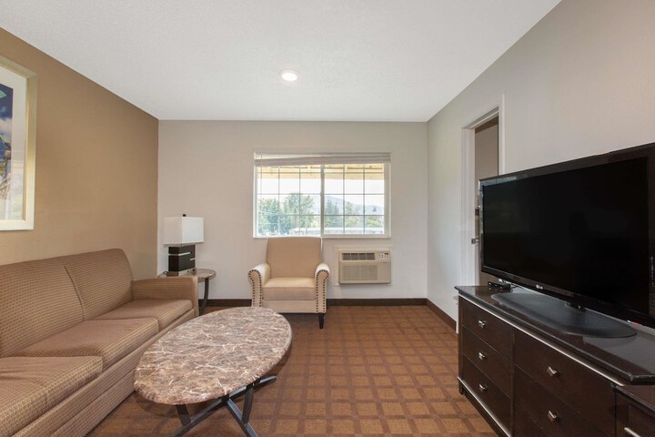 Room 4 of 16